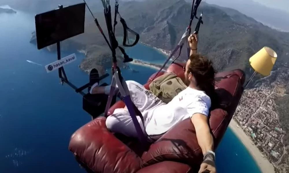 Άνδρας έκανε αλεξίπτωτο πλαγιάς πάνω σε έναν καναπέ με τηλεόραση (βίντεο)